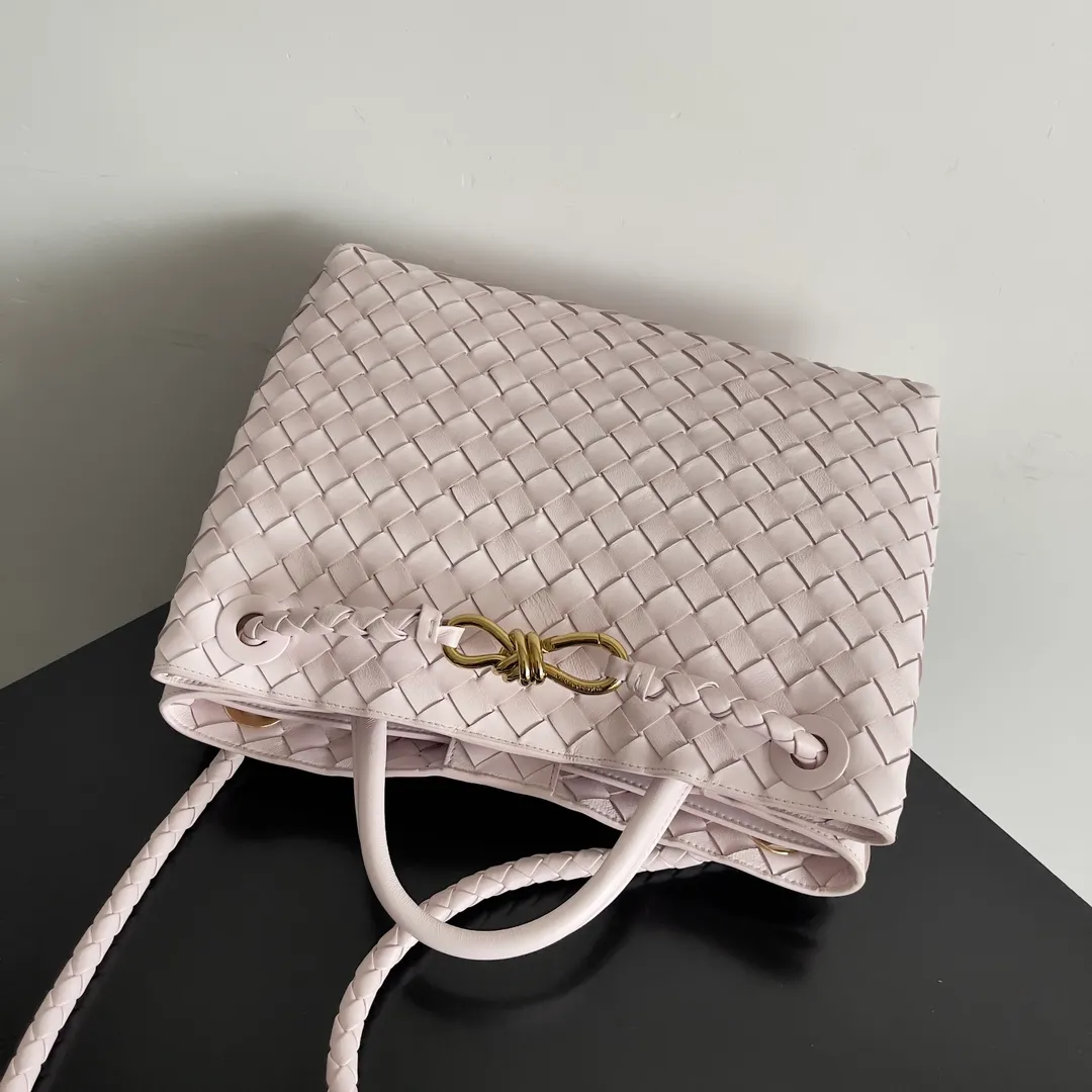 The 2023 new Andiamo batch of 2260 BV has been shipped‼ ️Really popular🔥The new Andiamo woven handbag launched by Bottega Veneta this season is really popular all over the world! ! Celebrities at home and abroad have worn it, and Oscar-winning actress Michelle Yeoh has taken it out on the street. Song Jia, Trai Yara, Yu Feihong, Sanji Ayaka, Rosie Hunting-Whiteley, Yoshioka Riho, etc. have all picked up this bag. It is classic and versatile, showing off its temperament, and the bag capacity is also large, which is very convenient for daily commuting! ! A variety of carrying methods, the shoulder straps can be adjusted by yourself, the original lambskin feels soft and delicate, and the unisex style breaks the gender boundaries and brings a more practical and long-lasting use experience. Andiamo, which has both elegant and casual styles, perfectly interprets the true appearance of "fashionable old money style". Style number: 743572 Size: 32*24*12